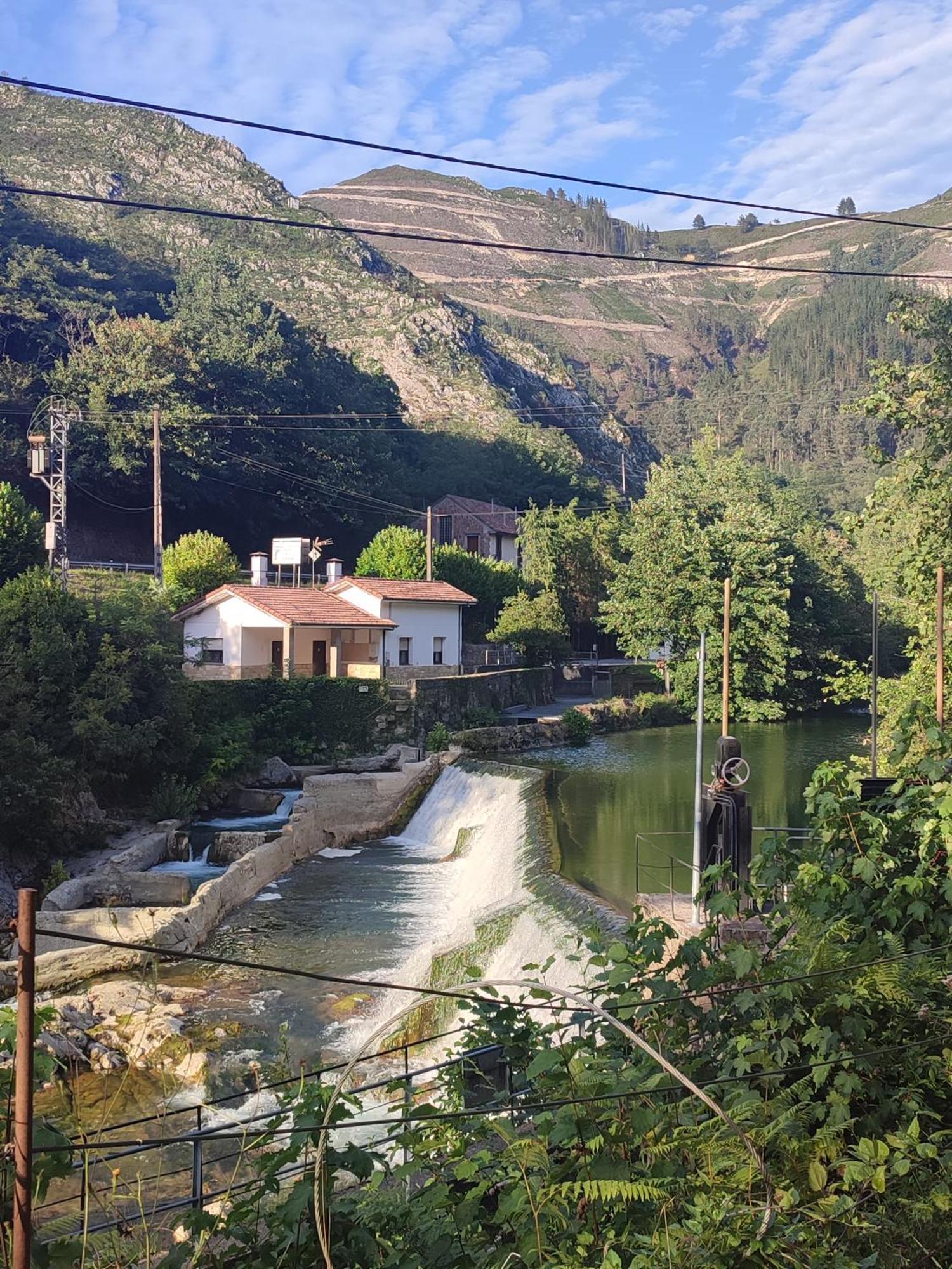 La Salmonera Cangas De Onis Caño Стая снимка